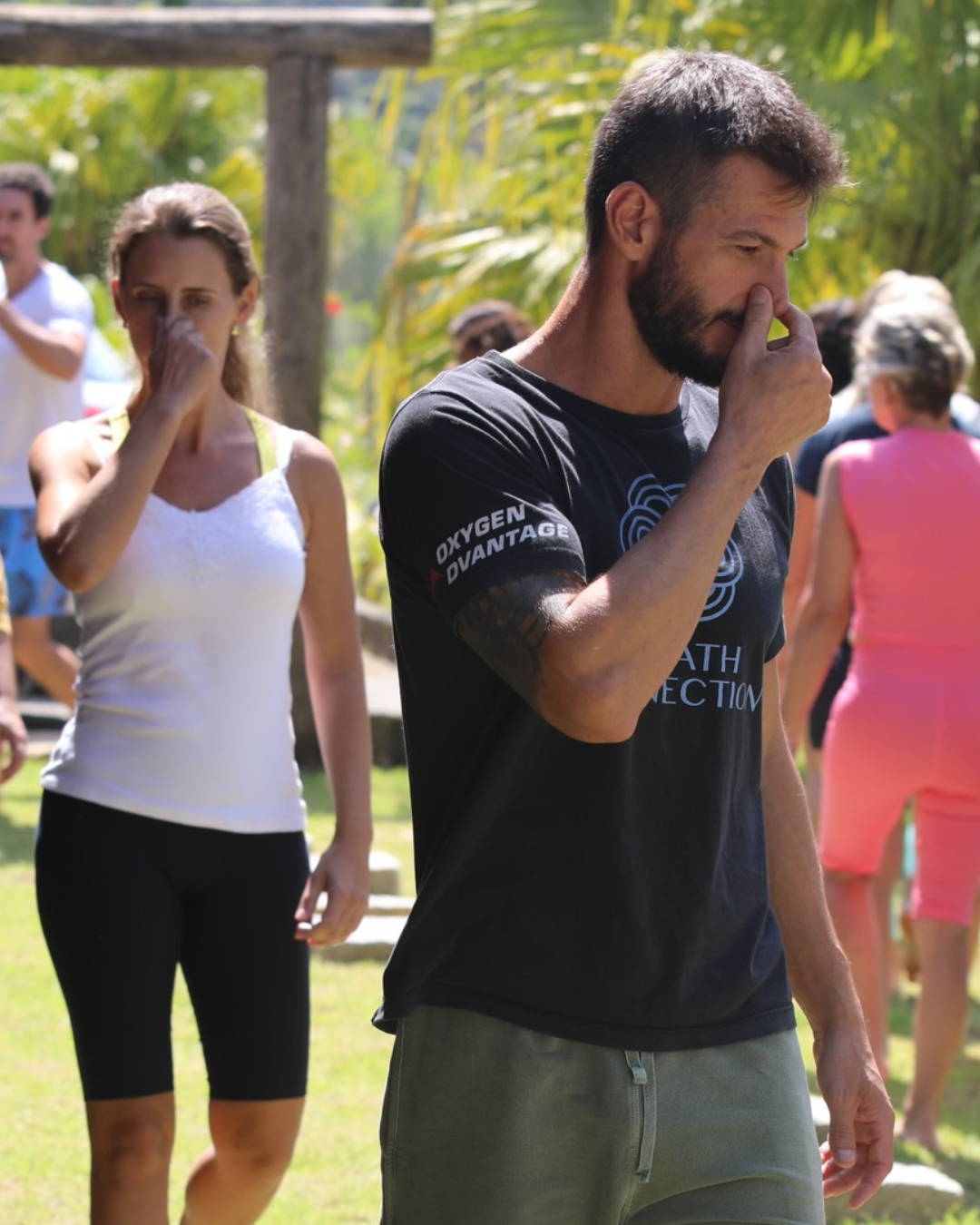 Juliano Dal Corso conduzindo exercícios de respiração Buteyko
